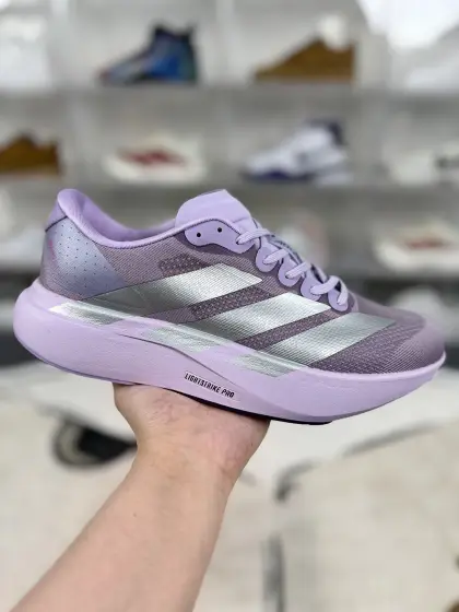 ▪️HP纯原 adidas Adizero Evo SL 舒适百搭耐磨透气 低帮 马拉松训练竞速跑步鞋 男女款 紫色 ▪️ (36 362⁄3 371⁄3 38 382⁄3 391⁄3 40 402⁄3 411⁄3 42 422⁄3 431⁄3 44 442⁄3 451⁄3 46) ▪️货号:JS4447 ▪️Adizero Evo SL跑步鞋是阿迪达斯推出的一款备受瞩目的超轻跑鞋.这款鞋以其超轻量化设计脱颖而出,成为跑者的理想选择,尤其适合竞速训练和日常训练.搭载了Lightstrike Pro技术的中底纤维泡棉,这一技术通过采用更轻盈、更富弹性的泡棉材质,为跑者提供了出色的缓震和回弹效果,让每一步都充满力量且轻松顺畅.无论是在长距离的慢跑还是高强度的冲刺跑中,都能感受到明显的缓震效果.鞋底采用了ContinentalTM马牌橡胶大底,这种设计确保了优异的抓地力和耐磨性,让跑者在各种地形中都能保持稳定.Adizero Evo SL的鞋面选用了轻质透气的材料,显著提升了跑步过程中的通风效果.鞋底的设计注重了耐磨性和抓地力的平衡.厚实的马牌橡胶大底不仅提供了稳定的支撑,还确保了在各种地面上的出色抓地效果.Adizero Evo SL适合各种训练和日常穿着.无论是有氧慢跑、节奏跑还是速度训练,这款鞋都能提供令人满意的性能支撑.